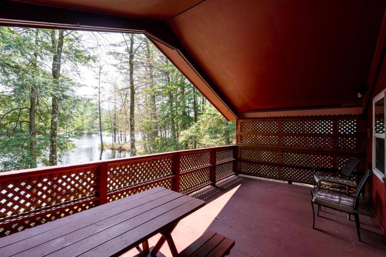 Hide-A-Way Waterfront Cottages Lake Luzerne Exterior foto