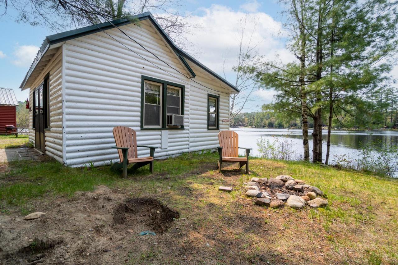 Hide-A-Way Waterfront Cottages Lake Luzerne Exterior foto