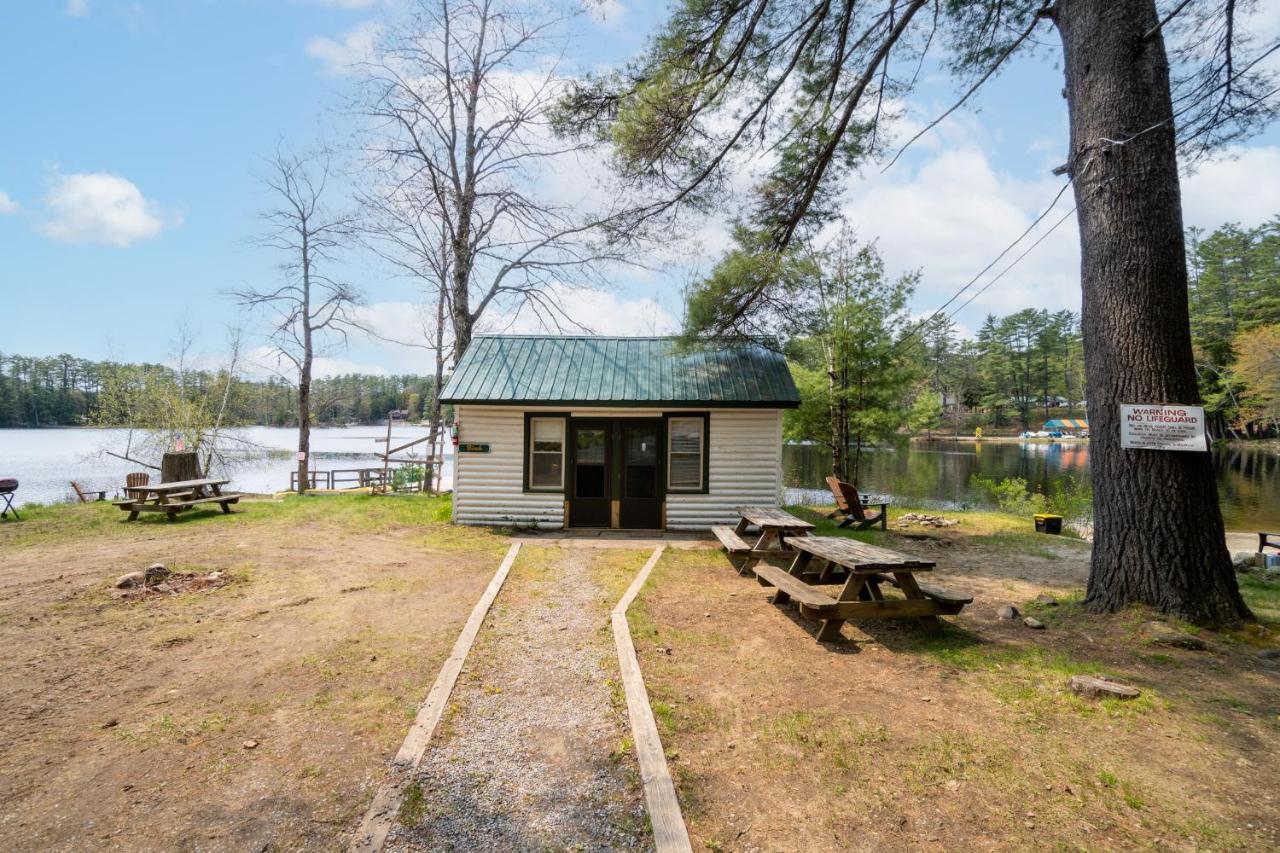 Hide-A-Way Waterfront Cottages Lake Luzerne Exterior foto