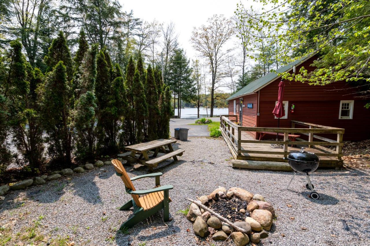 Hide-A-Way Waterfront Cottages Lake Luzerne Exterior foto