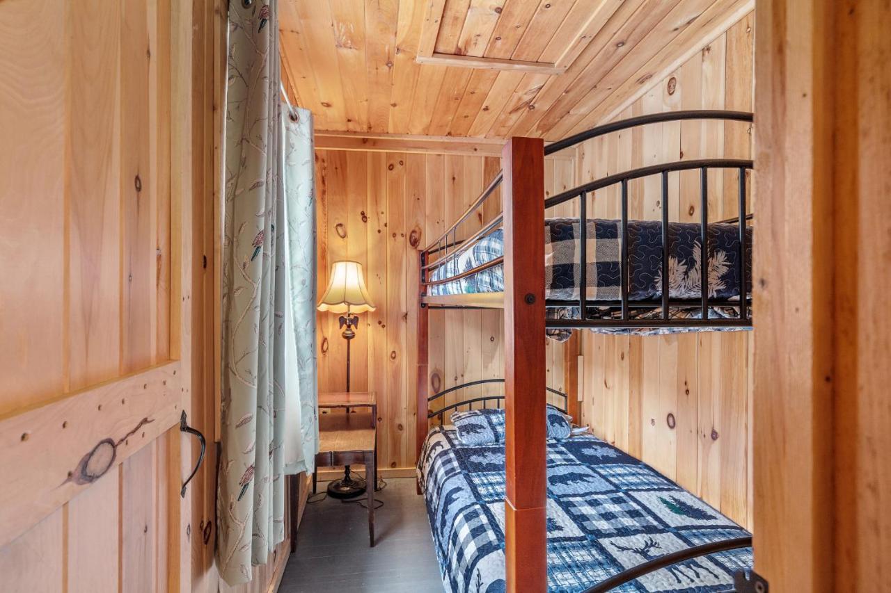 Hide-A-Way Waterfront Cottages Lake Luzerne Exterior foto