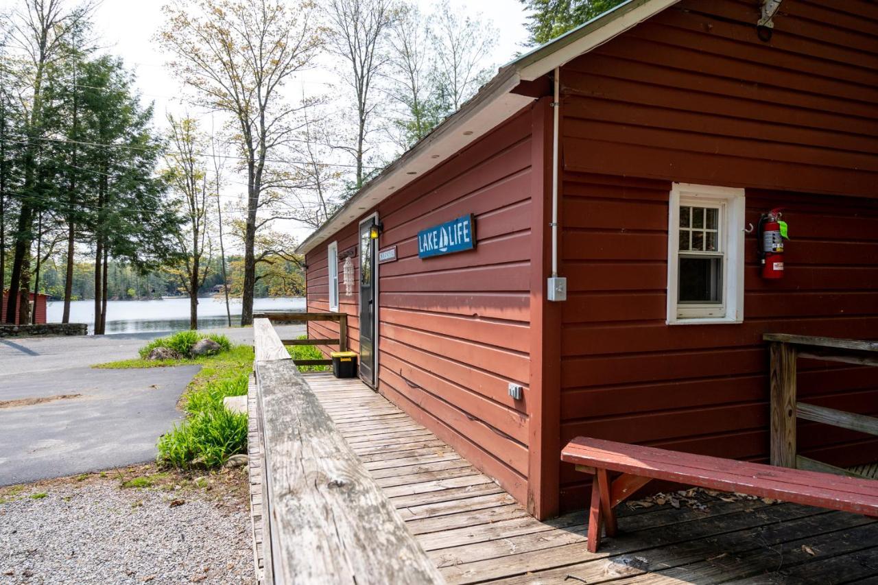 Hide-A-Way Waterfront Cottages Lake Luzerne Exterior foto