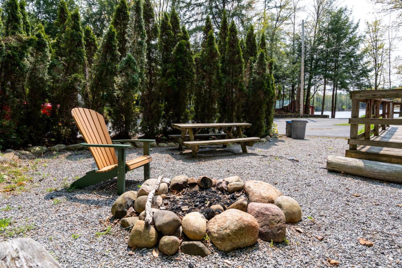 Hide-A-Way Waterfront Cottages Lake Luzerne Exterior foto
