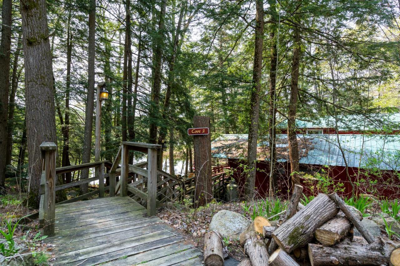 Hide-A-Way Waterfront Cottages Lake Luzerne Exterior foto