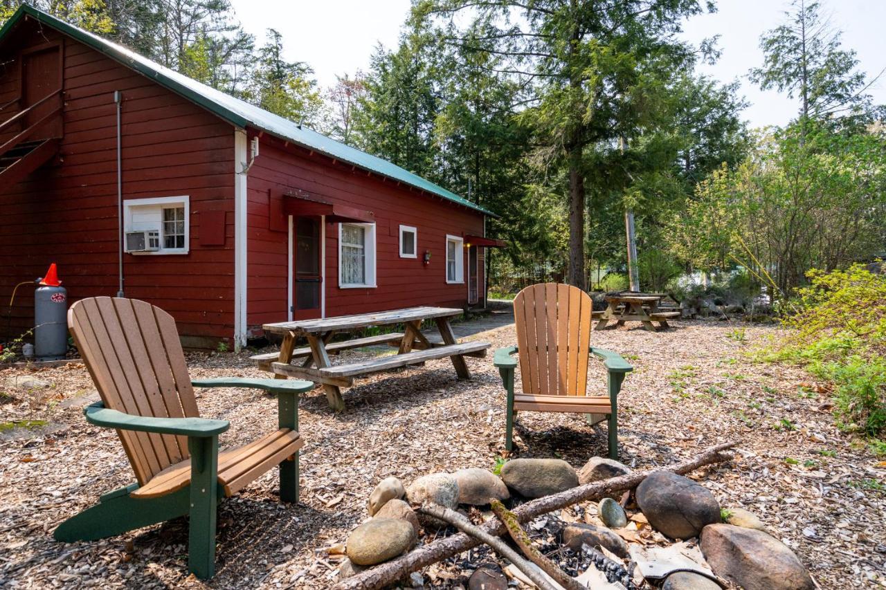 Hide-A-Way Waterfront Cottages Lake Luzerne Exterior foto